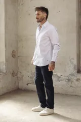 Camisa celeste a rayas verticales blancas, de corte slim fit, con cuello clásico y mangas largas.