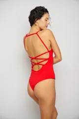 Malla enteriza negra con escote halter y abertura en forma de gota en el centro del pecho.