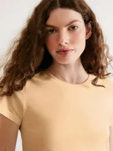 Remera verde claro de algodón, de corte clásico y mangas cortas.