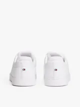 Zapatillas de tenis de corte bajo de la marca Tommy Hilfiger, confeccionadas en piel napa de color blanco. Presentan cordones, punta redonda, suela de goma y detalles distintivos como un pequeño logo esmaltado en el lateral y el nombre de la marca en la lengüeta.