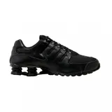 Championes Nike Shox NZ completamente negros, con capellada de cuero sintético y malla, sistema de amortiguación Shox en el talón y suela de goma resistente.