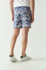 Short de baño con estampado de hojas en tonos azules, cintura elástica con cordón ajustable, bolsillos laterales y bolsillo trasero. Cuenta con logo bordado y tejido ligero de secado rápido.