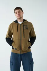 Campera de felpa de diseño color block en tonos marrón y negro, con capucha con cordón ajustable, cierre frontal y bolsillos. Presenta lettering estampado en el pecho.