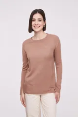 Sweater negro de tejido liso, manga larga y cuello redondo a la base. Presenta un calce holgado.