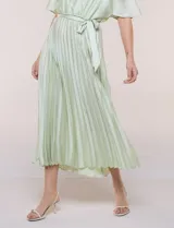 Vestido maxi de satén color rosado, con escote en V cruzado, mangas cortas amplias, cintura elastizada con lazo de ajuste y falda plisada con forro interno.