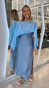 Vestido midi celeste metalizado, con diseño fruncido en el cuerpo, escote en V con tirantes finos regulables y espalda descubierta con tiras cruzadas.