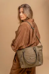 Cartera tipo tote de diseño estructurado en símil cuero, con doble asa rígida y correa regulable. Presenta múltiples bolsillos frontales con cierre y solapa, ofreciendo un estilo versátil y espacioso.