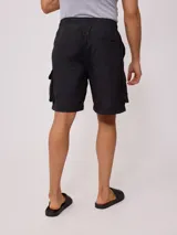 Bermuda cargo Rusty de corte recto, confeccionada en poliamida con acabado texturizado. Presenta cintura elástica con cordón de ajuste, bolsillos laterales tipo cargo con solapa y bolsillos frontales.