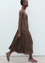Vestido midi marrón con efecto arrugado, tirantes finos y detalle de lazo en el escote.