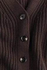 Saco tipo cárdigan de punto acanalado, confeccionado en mezcla de algodón. Presenta escote en V, cierre frontal con botones, mangas raglán y terminaciones acanaladas en puños y bajo.