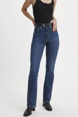 Jeans de tiro alto, ajustados en cadera y muslos, con pierna acampanada.