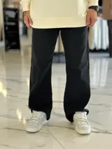 Pantalón de jean gris con lavado ácido, corte holgado de estilo oversize y diseño recto.
