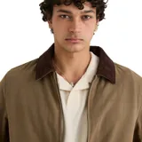 Campera Rhythm James color marrón, con cuello de pana marrón oscuro, cierre frontal y bolsillos laterales.