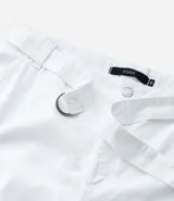 Pantalón wide leg color blanco, de sarga, con bolsillos cargo laterales, bolsillos tipo cuchillo, bolsillos traseros, ajuste elástico en la cintura y cinturón.