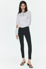 Leggings de tiro alto confeccionados en tejido de poliamida, con diseño ajustado y detalle de aplicación de encaje a tono en los tobillos.