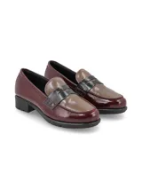 Mocasines de cuero charolado en combinación de colores bordó y marrón, con detalle de banda frontal en negro y suela de goma negra con pequeño taco.