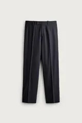 Pantalón de traje relaxed fit color negro, confeccionado en tejido con lana, con bolsillos frontales, bolsillos traseros de doble vivo con botón y raya marcada en las piernas.