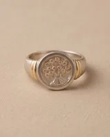 Anillo de plata 925 con lámina de oro de 18k y diseño circular grabado con motivo de árbol.