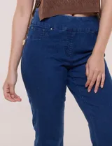 Jegging capri de denim blanco de la marca Ruby Rd, con pretina ancha elastizada, bolsillos delanteros simulados y bolsillos traseros aplicados.
