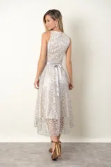 Vestido midi de tul bordado color champagne, con corte en la cintura, lazo y falda amplia.