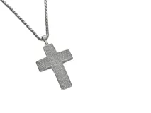 Dije de acero plateado con forma de cruz, cubierto de pequeños cristales blancos. Incluye cadena de acero de 45cm.