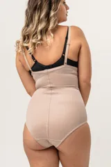 Faja abdominal color piel, de alta contención, cavada y reforzada en la zona abdominal. Tiene breteles desmontables y regulables, broche en la entrepierna con fundillo de algodón.