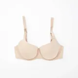 Sujetador color rosa nude, con copas lisas y aros, tirantes ajustables y cierre de corchetes en la espalda.