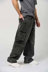 Jean baggy cargo color gris oscuro, con múltiples bolsillos laterales y diseño amplio de corte recto.
