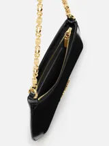 Cartera Le Petit Bisou Chaine de Jacquemus de cuero rojo, con silueta curva, correa de cadena dorada y logotipo metálico frontal.