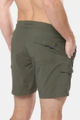 Short de baño azul marino liso, con cintura elástica y cordón regulable. Incluye bolsillos laterales tipo cargo y suspensor de malla fina.