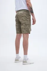 Bermuda cargo de corte recto con estampado de camuflaje en tonos verde y marrón. Cuenta con bolsillos laterales y bolsillos cargo con solapa y botones.