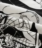 Remera de algodón color blanco, con cuello redondo y manga corta. Presenta una estampa frontal con el logo de Venom en estilo graffiti negro.