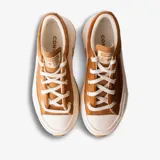 Championes Converse Run Star Crush OX color marrón de textura efecto pelo, con plataforma alta geométrica en color blanco y suela dentada de goma marrón. Cordones blancos y ojalillos metálicos.