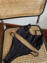 Bombacha colaless de algodón color negro, con tiras regulables en los laterales.