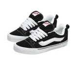 Championes Vans modelo Knu Skool, diseño de estilo retro con silueta abullonada, color negro con la icónica banda lateral blanca, cordones gruesos y suela de goma vulcanizada.
