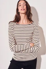 Remera de algodón color crema con rayas horizontales negras, cuello bote y mangas largas.