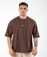 Remera negra de algodón, corte oversize, con inscripción 'GAINS.' en el frente.