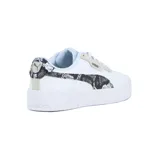 Championes Puma modelo Carina 3.0, de color blanco con detalles de estampado animal print de serpiente en el lateral y en el talón. Cuentan con suela plataforma texturizada.