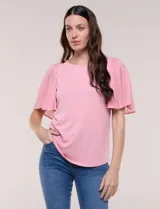 Blusa de silueta suelta con escote redondo y mangas cortas plisadas de sutil transparencia.