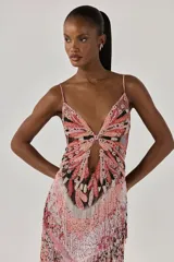 Vestido largo ajustado de tul, con diseño de mariposa bordado en cuentas en el busto, abertura frontal, tirantes finos y falda con flecos de cuentas en degradado de tonos rojizos.