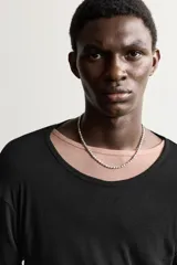 Camiseta relaxed fit de manga larga y cuello redondo amplio, confeccionada en tejido ligero color marrón con mezcla de lyocell y lana.