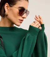 Blusa de mangas largas color verde esmeralda, confeccionada en tejido de punto con viscosa sostenible, cuello redondo y rib en puños y bajo.