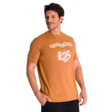 Remera de algodón color marrón tostado, con cuello redondo y manga corta. Presenta un estampado gráfico en el pecho con el logo de la marca y una ilustración de maquinaria pesada.