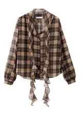 Blusa de manga larga con estampado de cuadros en tonos marrones y grises, cuello clásico y cierre frontal con botones ocultos.