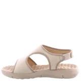 Sandalias de diseño ergonómico en color beige, con capellada de elástico y suela de goma texturizada con plantilla anatómica.