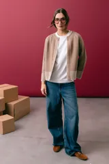 Saco tejido de punto con cuello a la base y manga larga, de diseño reversible y corte recto. Presenta un acabado bicolor que genera un efecto visual de contraste en los bordes y puños.