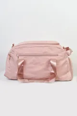 Bolso de viaje negro con múltiples bolsillos con cierre dorado y correa de mano.