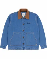 Campera estilo workwear de Denali, confeccionada en canvas resistente color azul medio. Presenta cuello de pana en tono marrón, cierre frontal con botones metálicos y dos bolsillos frontales amplios. Incluye bordado de la marca en el pecho.