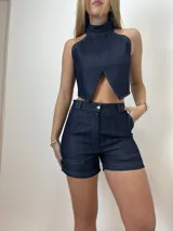 Conjunto de top y short de denim azul con costuras blancas a contraste y cierre trasero con cremallera dorada.