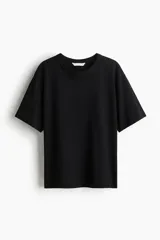 Remera negra de corte holgado, con hombros caídos y cuello redondo.